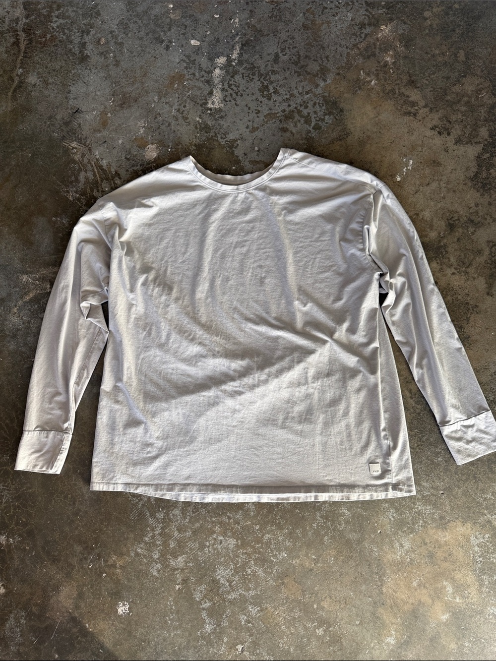 Vuori women’s Long Sleeve Crew feather Tee - Light Gray